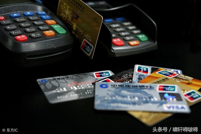 現(xiàn)在個(gè)人POS機(jī)辦理很簡(jiǎn)單，只要提供身份證，信用卡就能馬上辦理，然后自行下載APP軟件，注冊(cè)實(shí)名認(rèn)證后就能刷卡收款，非常方便。